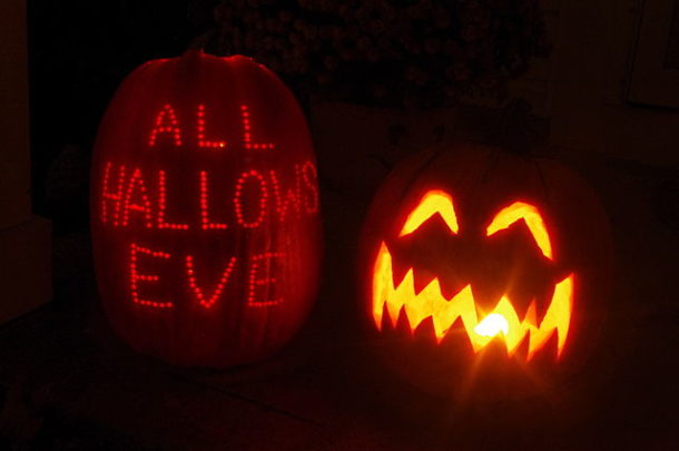 Immagine da Wikimedia Commons: https://commons.wikimedia.org/wiki/File:Jack-o-lanterns_2012.JPG