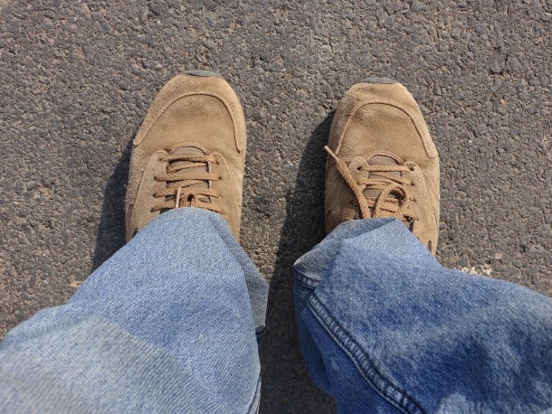 Rifletto mentre mi guardo le scarpe