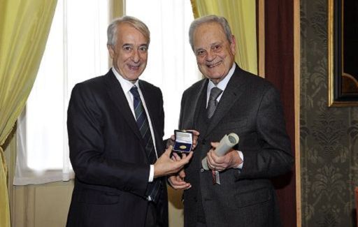 Giorgio Cosmacini del Comitato Scientifico Vidas riceve l'Ambrogino d'oro dal sindaco Giuliano Pisapia