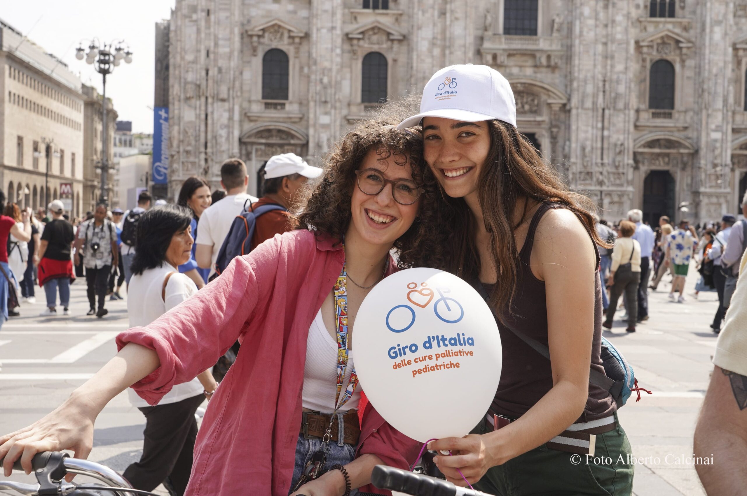 Giulia in piazza Duomo al Giro delle cure palliative pediatriche