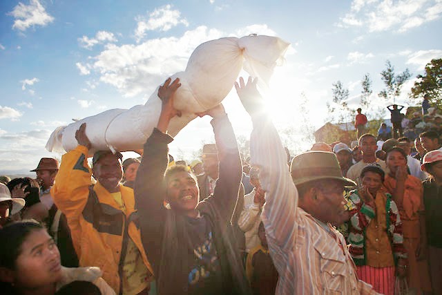Un villaggio malgascio festeggia la famadihana