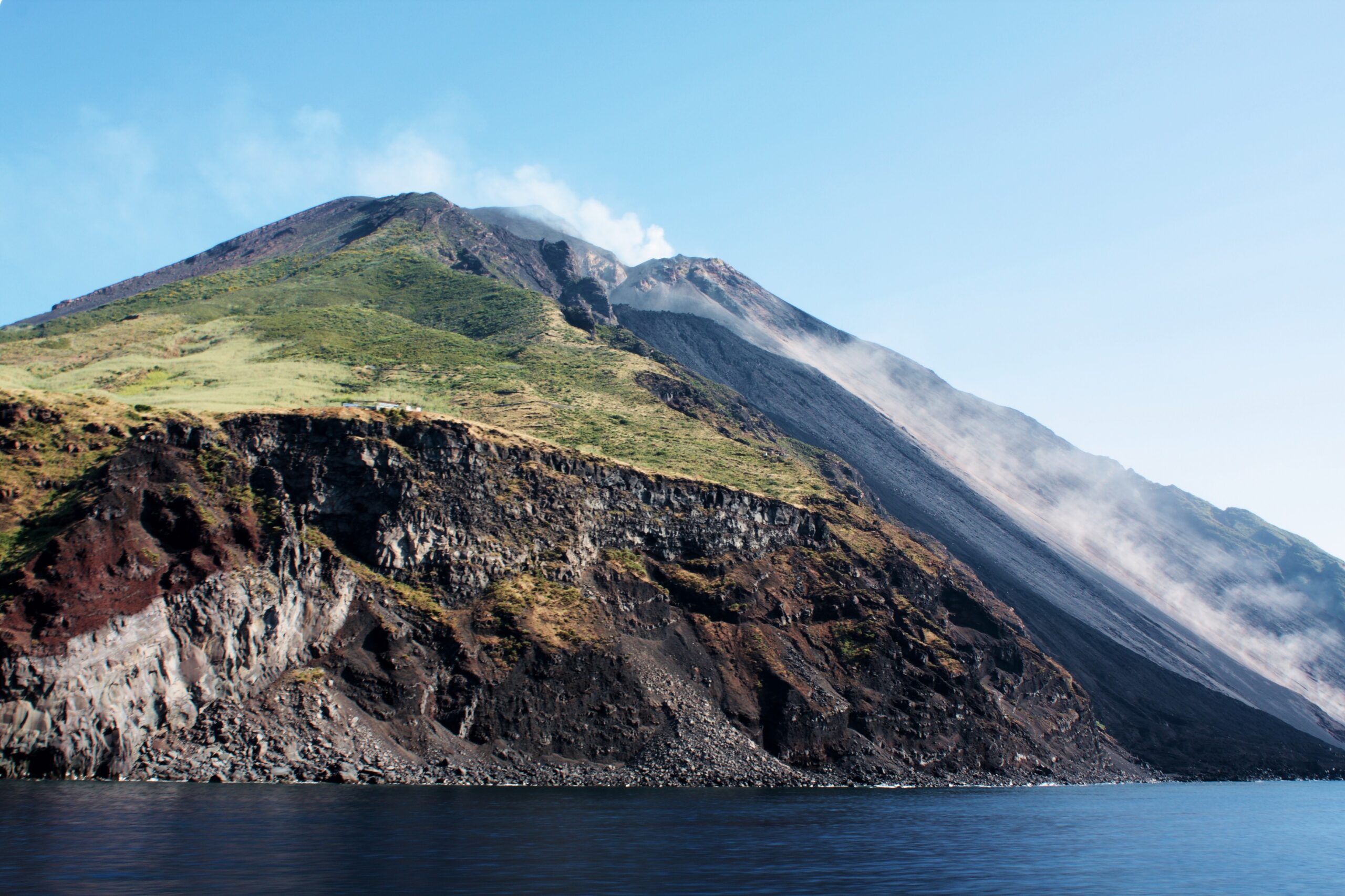 Isola di Stromboli con vulcano in eruzione