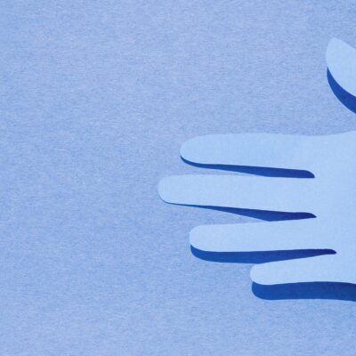 piatto-di-laici-mano-che-tiene-il-cuore-di-carta-con-lo-spazio-della-copia