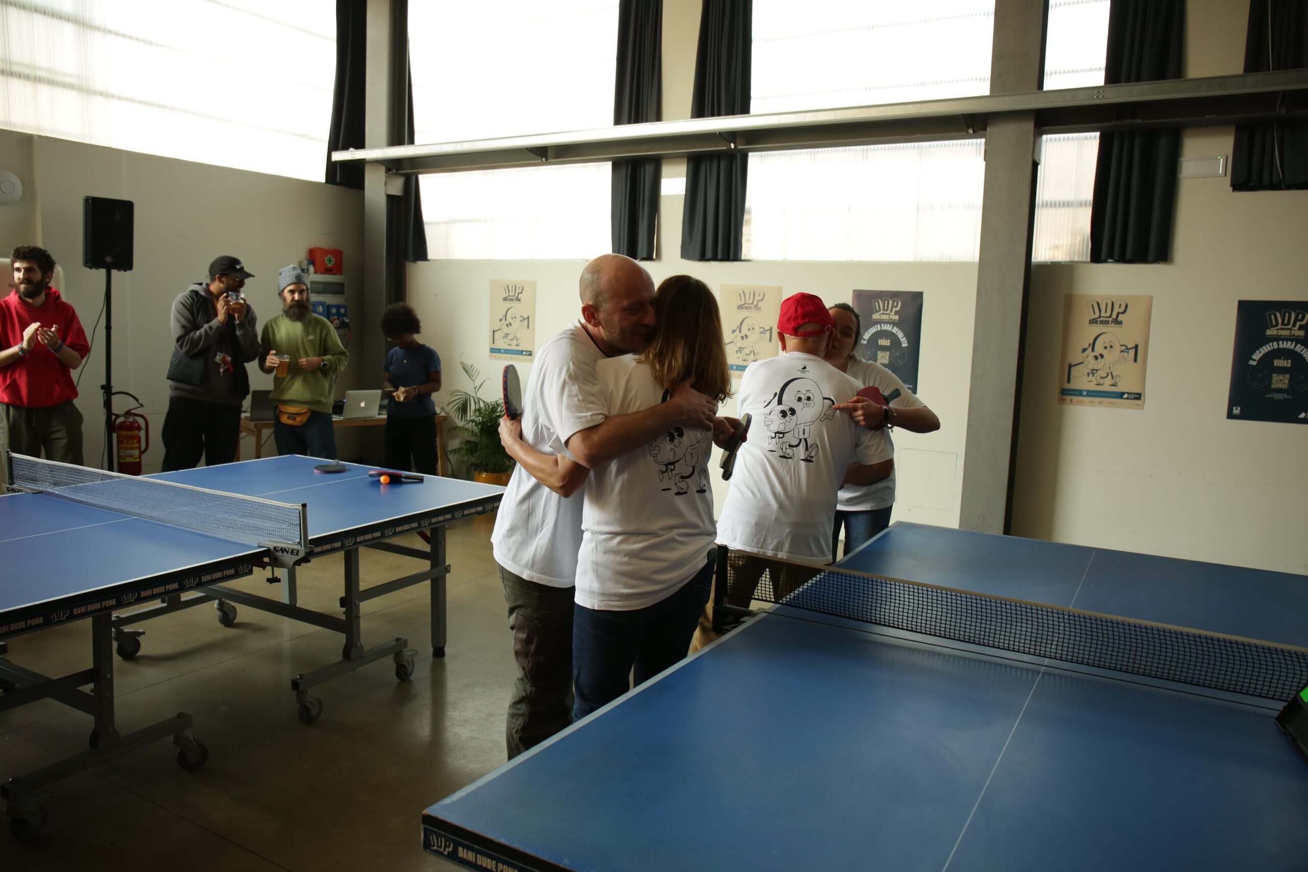 dani dude pong abbraccio