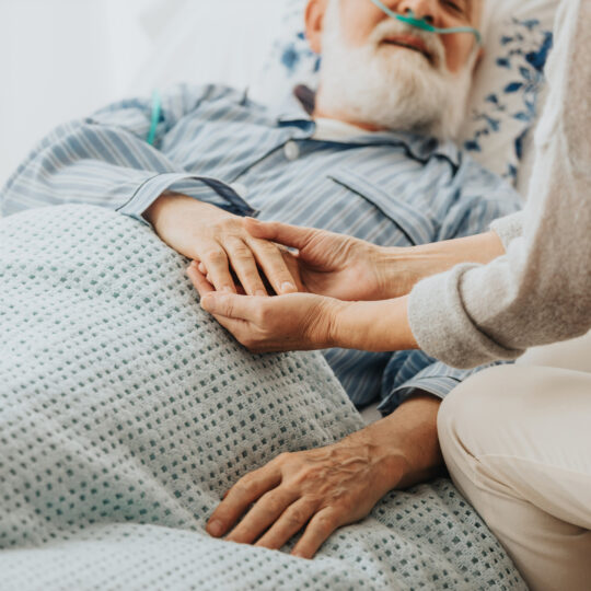Sintomi prima di morire: come riconoscere i segnali della fase finale della vita