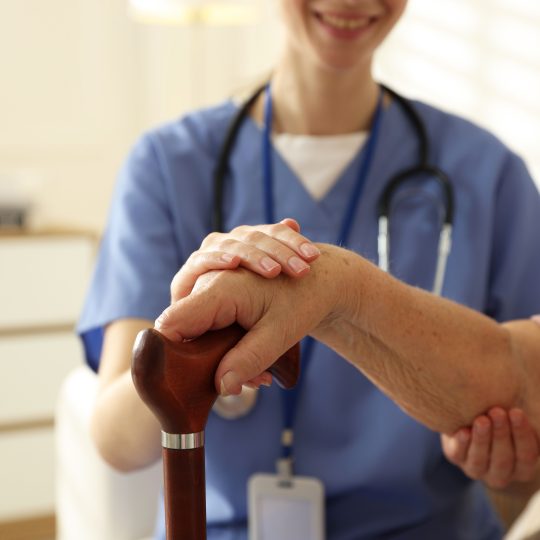 Movimentare e mobilizzare un paziente allettato: guida pratica per caregiver